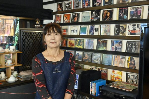 壁一面に飾られたＣＤと、店主の鈴木さん