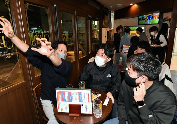 コスタリカ戦を見守る日本サポーターたち＝27日午後７時45分、宇都宮市池上町