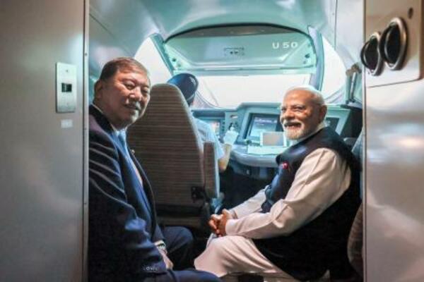 　宮城県に向かう東北新幹線の運転席で、インドのモディ首相（右）と写真に納まる石破首相＝３０日（内閣広報室提供）