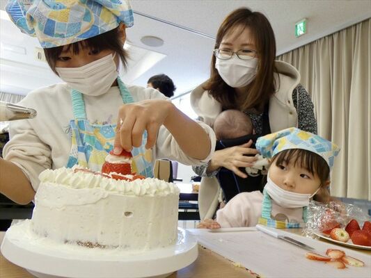 「とちあいか」でクリスマスケーキを作る参加者