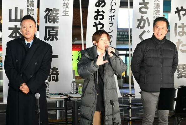 街頭演説で自身への支持を訴える篠原さん(中央)=12月5日夜、東京都豊島区