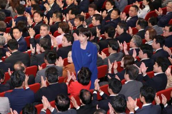 　小泉進次郎氏を決選投票で破り、女性初の自民党総裁に選出された高市早苗氏＝４日午後２時５６分、東京・永田町の党本部（代表撮影）