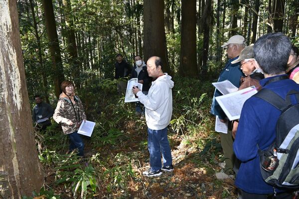 むつみさん（左手前）の案内で武茂城を巡るツアー参加者ら