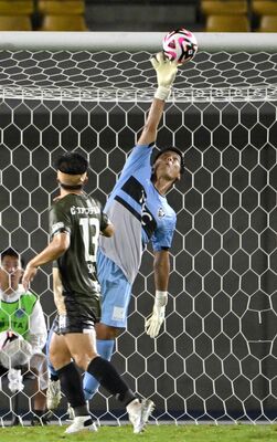 後半44分、栃木ＳＣのＧＫ丹野が相手のシュートを右手で阻止＝カンセキスタジアムとちぎ