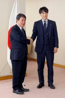 　会談前に握手する茂木外相（左）と日本サッカー協会の宮本恒靖会長＝１日午前、外務省