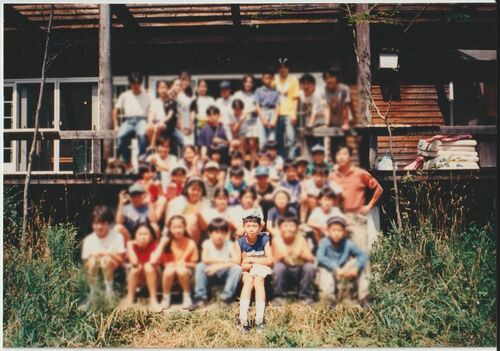 小学生の時に参加した「おおぞらキャンプ」(最前列右から3人目が遠藤さん)