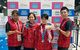 第24回全国障害者スポーツ大会の水泳で金メダルを獲得した窪田さん(中央右)と落合さん(中央左)