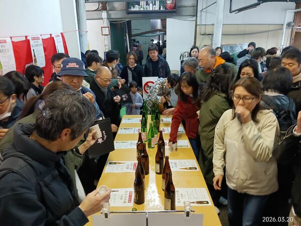 ７種の無料試飲に舌鼓を打つ来場者＝３月２０日、佐野市