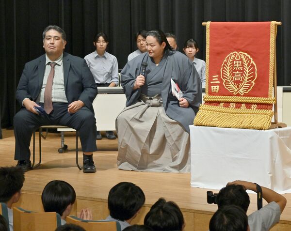 黒羽高生徒の質問に答える三田関=8日午後2時35分、大田原市本町1丁目