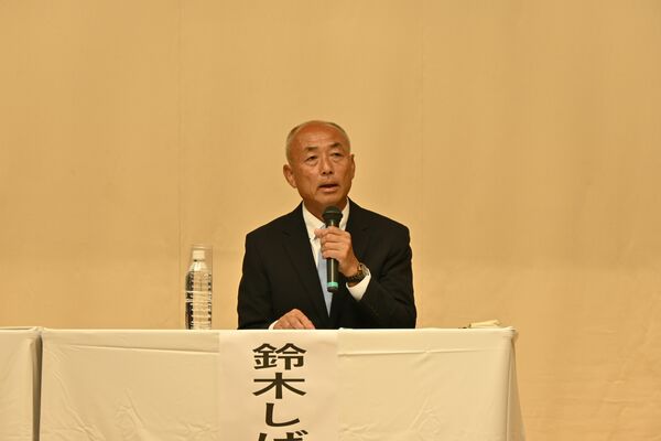 公開討論会に臨む鈴木氏＝７日夜、那珂川町小川