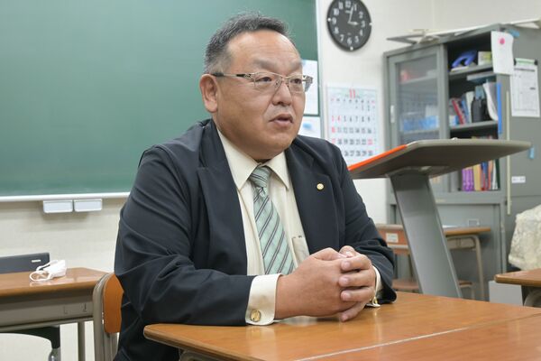 近年の受験の傾向について説明する行澤真悟塾長