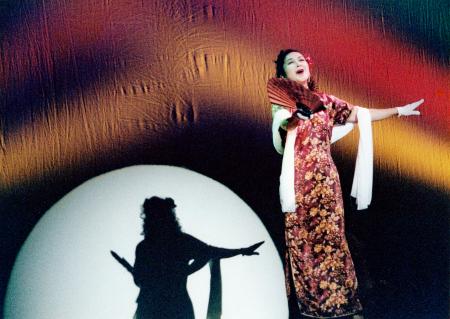 　渡辺はま子さんを演じる五大路子さん＝２００１年（横浜夢座提供・共同）