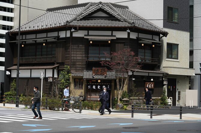 虎ノ門大坂屋砂場。歴史的な建物の側に、大谷石を外壁に使った厨房棟(右側)がある