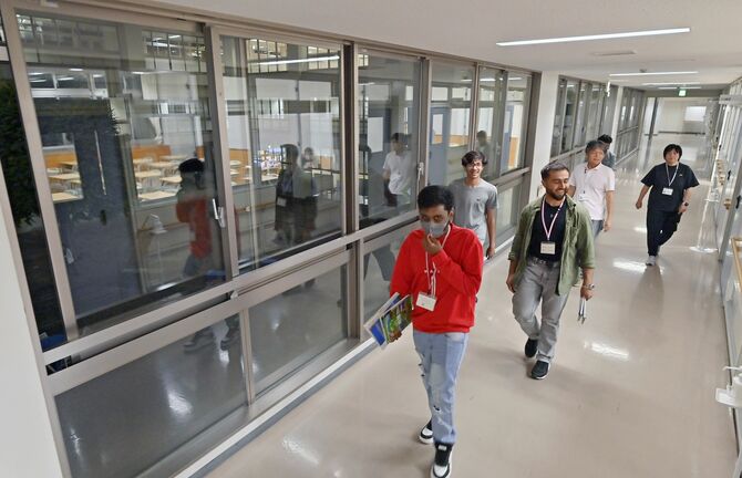 ４月に開校した「とちぎ学びの夢学園」。年齢や国籍が異なる人たちが通う＝29日午後７時45分、栃木市沼和田町、広瀬華撮影