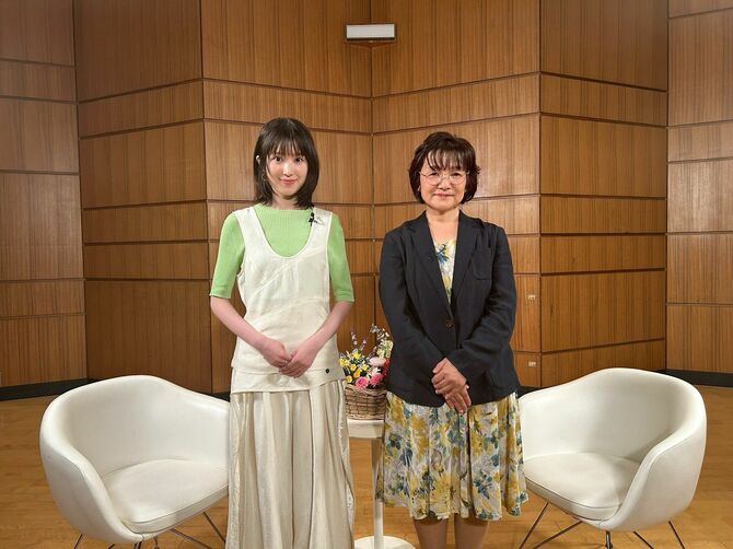 ラジオドラマ「ナカスイ！海なし県の水産高校」原作の村崎なぎこさん（右）と主演の福本莉子さん＝６月、都内