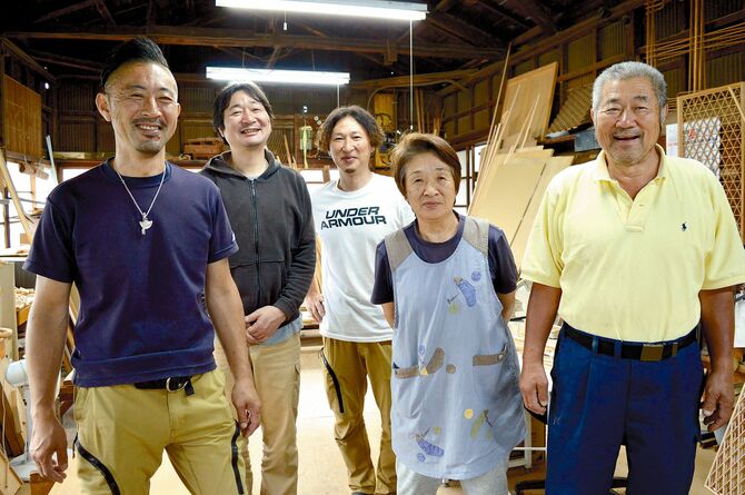 吉原木芸の皆さん。右から吉原社長、妻の美和子さん、次男の直幸さん、三男の友也さん、長男の秀美さん