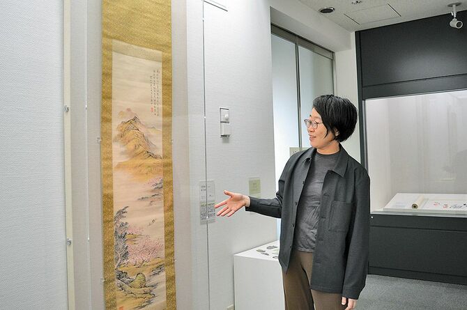 「絵の中の人になりきって鑑賞するとより楽しめる」と話す末武さとみ学芸員