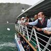 冥福祈り、湖面にお札　日光山輪王寺、中禅寺湖で「地蔵流し」　遺族ら250人参列