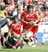 神戸１４勝目、埼玉首位守る