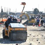建設業に親しんで　鹿沼・菊沢東小児童　通学路で体験授業