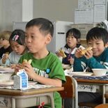 「百年厨房」再現給食を堪能　宇都宮・城山地区の小中学校　大谷舞台の小説…
