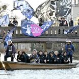 J2栃木シティ、遊覧船で新チームお披露目パレード　川岸から多くのファン…