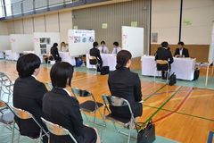 「地元へ」学生ら６０人来場／日光／市など企業面接会開く