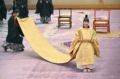 まっすぐな視線、儀式厳か