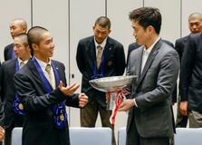 大阪桐蔭、知事に選抜優勝を報告