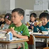 「百年厨房」再現給食を堪能　宇都宮・城山地区の小中学校　大谷舞台の小説レシピ
