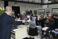 平塚さんら４人に大賞