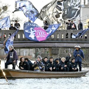 J2栃木シティ、遊覧船で新チームお披露目パレード 川岸から多くのファン歓声