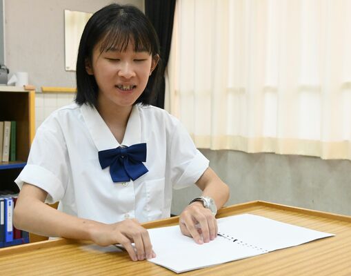 本番に向けて司会の練習に励む橋壁さん＝26日午後、宇都宮市福岡町