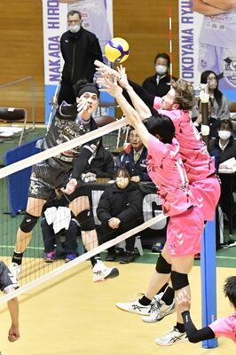 第２セット、レーヴィスの劉（左）がアタックを決める＝フカイスクエアガーデン足利、鈴木航撮影