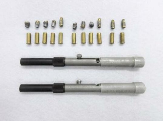 　押収されたペン型拳銃と実弾（静岡県警捜査４課提供）