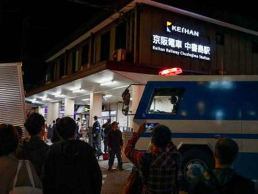 　トイレに不審物が見つかり、構内への立ち入りが一時規制された京阪電鉄中書島駅＝１日午後７時３９分