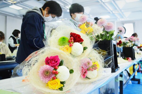 障スポの金メダリストに贈られるビクトリーブーケ＝２８日午前、宇都宮市清原工業団地