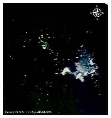 　砕けて分離する氷山「Ａ２３ａ」の衛星写真＝３日（ロシアの北極・南極学術調査研究所提供、共同）