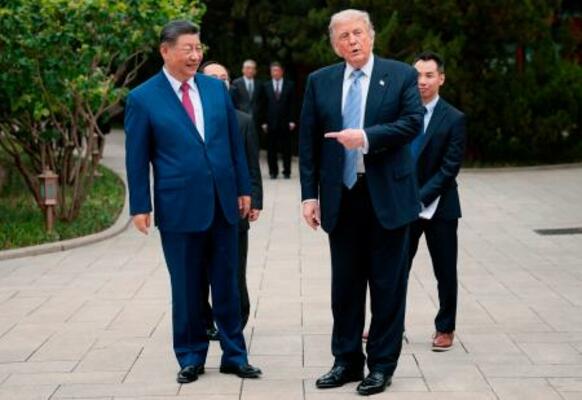 　中国訪問の日程を終え、習近平国家主席（左）と言葉を交わすトランプ米大統領＝１５日、北京の中南海（ＡＰ＝共同）