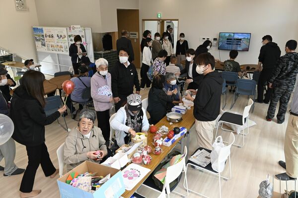 Ｎ２９３テラスの内覧会で交流を楽しむ障害者や地域住民ら