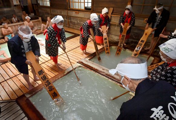 鹿の湯でお披露目された湯もみ＝３１日午前１１時５分、那須町湯本