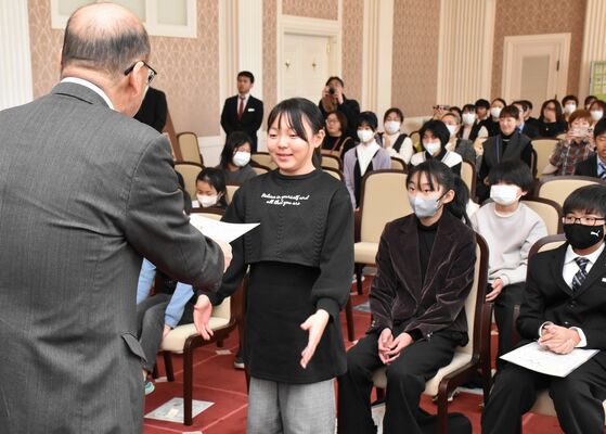 県子ども観光大使の認定証を受け取る児童＝23日午後、県庁昭和館