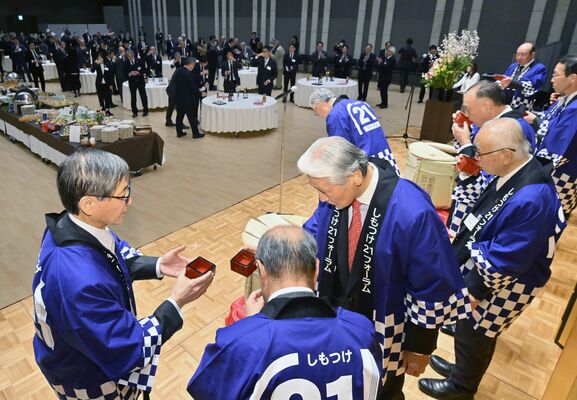 乾杯するしもつけ21フォーラムの出席者ら＝19日午後６時20分、宇都宮市宮みらい