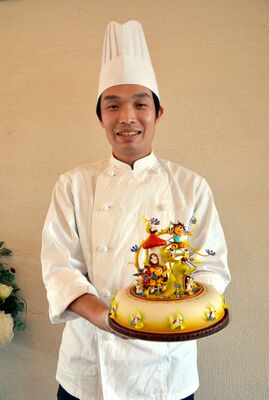 準グランプリに輝いた兼子さんとマジパン仕上げのケーキ