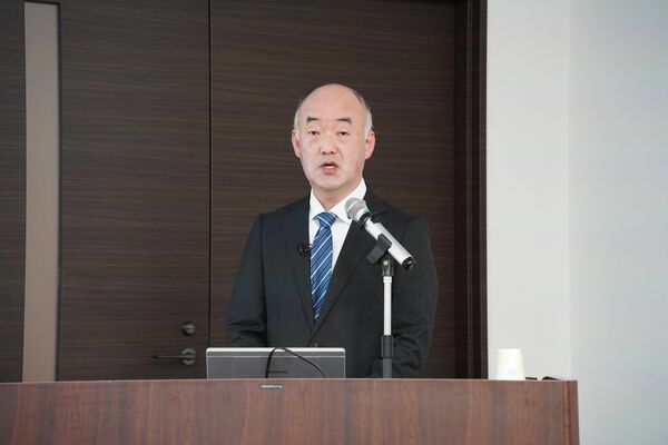 決算説明会で新製品の発表などを行う斉藤社長＝９日午前、東京都