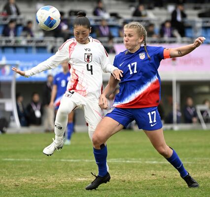 前半42分、ＤＦ増田（左）が自ゴール前で相手と競り合う＝Ｊヴィレッジスタジアム、森田大地撮影