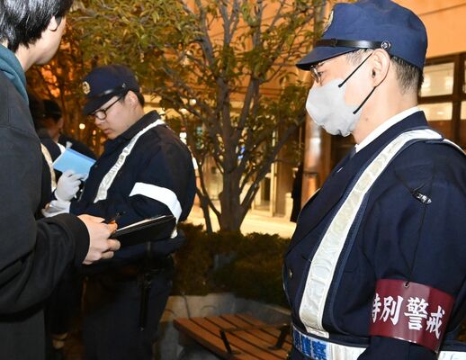 少年たちに職務質問する小平生活安全課長（右）ら＝25日午後７時15分、宇都宮市川向町