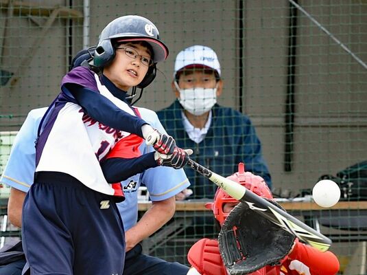 親園ＷＩＮＳ（大田原）－ＲＥＤガールズＳＢＣ（大田原）決勝　親園ＷＩＮＳ２回２死二塁、前田が右前適時打を放つ＝大田原グリーンパーク