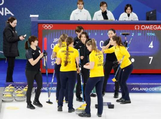 　試合終了後、スウェーデン選手と健闘をたたえ合う吉村（中央）ら＝コルティナダンペッツォ（共同）