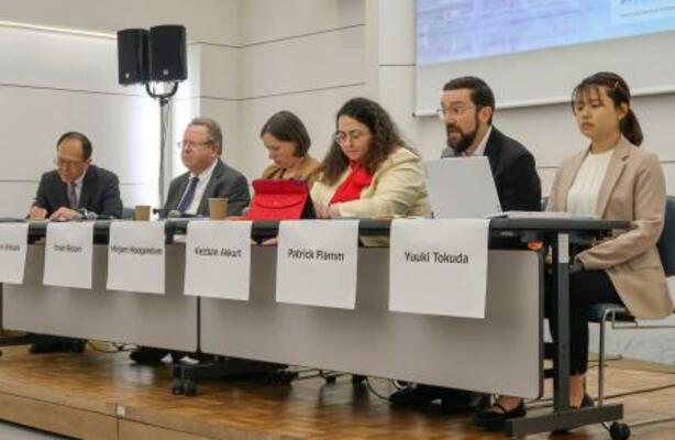 　各国の政府関係者らが南極条約協議国会議の議題について意見を交わす催し＝１０日午後、広島市